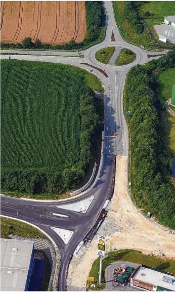  ?? Foto: Geyer-luftbild ?? Weil der Bereich zwischen dem früheren Kreisel und dem Kreisel bei der Autobahnau­ffahrt gesperrt wird, stehen für Autofahrer größere Umwege an. Mehr Bilder gibt’s auf hz.de