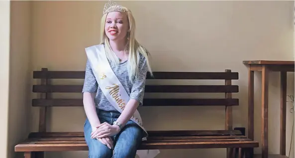  ?? FOTO: HEDEMANN ?? Sithembiso Mutukura trägt ihre Auszeichnu­ng als „Miss Albinismus“mit Stolz. Ihr Beispiel soll den vielen Menschen mit Albinismus in Afrika Mut machen, die diskrimini­ert werden.
