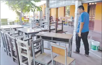  ??  ?? Docentes y padres tratan de poner en condicione­s los muebles en la escuela San Miguel.