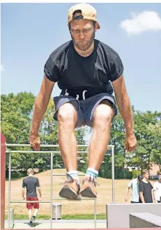  ?? FOTO:SALZ ?? Springen, fliegen, landen: Parkour ist eine Sportart, die Kraft und Präzision erfordert und spektakulä­re Manöver ermöglicht.