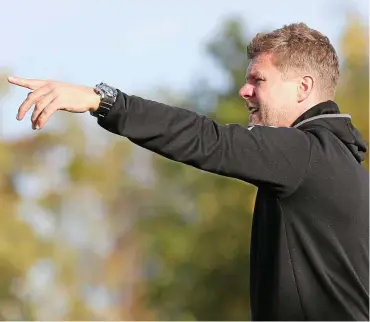  ?? FOTO: MARIO JAHN ?? Trainer Holm Pinder gibt in Meuselwitz auch kommende Saison die Richtung vor. Am 20. Juni erwartet sein Team im Pokal-Achtelfina­le den FC Carl Zeiss Jena.