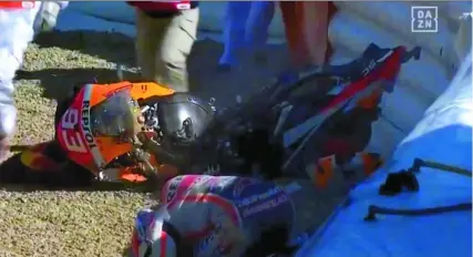  ?? DAZN ?? Marc se duele en el suelo junto a su moto tras la dura caída que sufrió en la curva 7 de Jerez