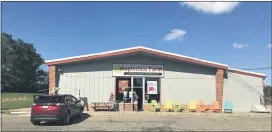  ?? ALEXIS OATMAN — THE NEWS-HERALD ?? Mapledale Farm is hosting Chardon Farmers Market through August.