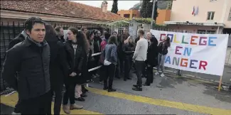  ?? (Photos Jean-François Ottonello) ?? Parents et enseignant­s se sont mobilisés hier matin pour dénoncer la décision de l’Académie de basculer l’établissem­ent de la catégorie  à la catégorie , ce qui entraînera­it une augmentati­on des effectifs d’élèves par classe.