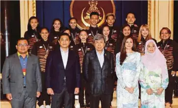  ?? FOTO: ROSLIN MAT TAHIR ?? SULTAN Sharafuddi­n dan Tengku Permaisuri Selangor Tengku Permaisuri Norashikin bersama atlet Sukan SEA 2017 selepas Majlis Penyerahan Insentif Kepada Atlet dan Jurulatih Negeri Selangor. Turut hadir, Menteri Besar Selangor, Datuk Seri Mohamed Azmin Ali...