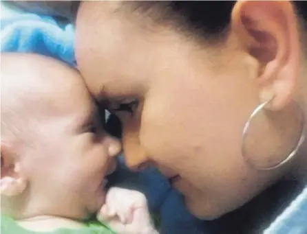  ?? CortESÍA ?? Lucía Marín y su hijo Jair Adán, de mes y 15 días de nacido. Ella tenía cinco meses de embarazo cuando su pareja, Jairo Navarro, murió de covid-19 a los 43 años de edad.