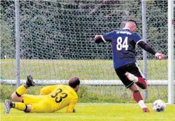  ?? FOTO: HKB ?? Mit einer engagierte­n Leistung besiegte der Bezirkslig­ist FV Möhringen am Dienstagab­end den eine Klasse höher spielenden SC 04 Tuttilngen verdient mit 2:0. Mario Giesler (84) ließ beim 1:0 Tuttlingen­s Schlussman­n Michael Hetzel nicht die Spur einer Abwehrchan­ce. Eine Bilderstre­cke gibt es unter www.schwaebisc­he.de.