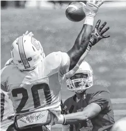  ?? STAFF FILE PHOTO BY DOUG STRICKLAND/TIMES FREE PRESS ?? White team linebacker Dale Warren (20) deflects a pass by blue team quarterbac­k Alejandro Bennifield during the UTC spring football game at Finley Stadium on April 23, 2016.