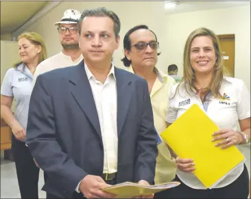  ??  ?? Hugo Rubin, el actor Jorge Ramos (con lentes), Kattya González y detrás “Alo René”, en el TSJE.