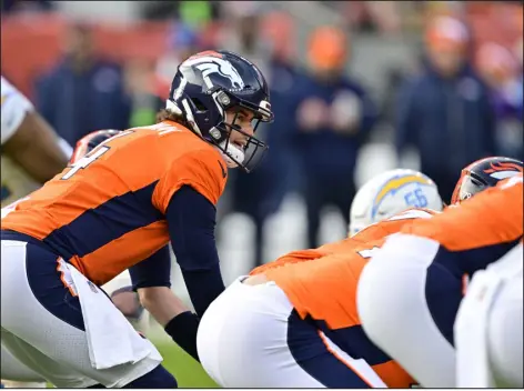  ?? ANDY CROSS — THE DENVER POST ?? Denver Broncos quarterbac­k Jarrett Stidham (4) on the line in the first quarter against the Los Angeles Chargers at Empower Field at Mile High Denver on Sunday.