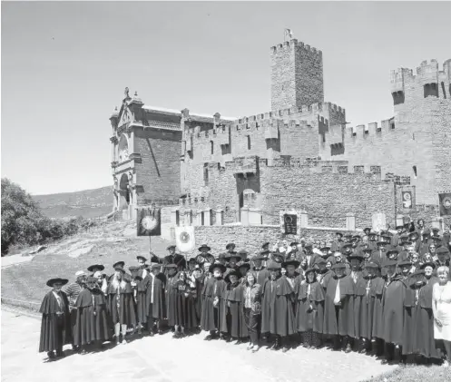  ??  ?? Todos los miembros de la Cofradía del Vino de Navarra posan con el castillo de Javier detrás.