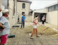  ?? - Crédits : ON ?? Même les dames ont pris part au dépiquage sous le regard dubitatif du meunier !