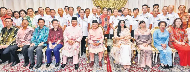  ??  ?? MEMORI AIDILFITRI: Tun Taib dan Toh Puan Ragad merakam kenangan bersama Awang Tengah (lima kiri), Datuk Dr Sim Kui Hian (empat kiri) serta tetamu lain.