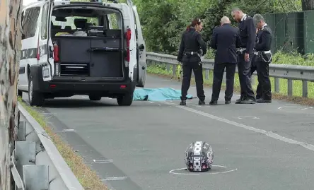  ??  ?? Il casco Un’immagine dell’incidente in cui ha perso la vita Elena Aubry: sull’asfalto è rimasto il suo casco (Proto)