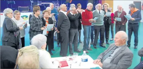  ??  ?? Et toujours un bon repas agrémenté de chants traditionn­els piémontais par une partie de la chorale et amis