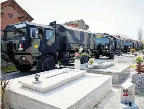  ??  ?? L’Italia ferita L’esercito al cimitero di Bergamo. A destra, Erri De Luca