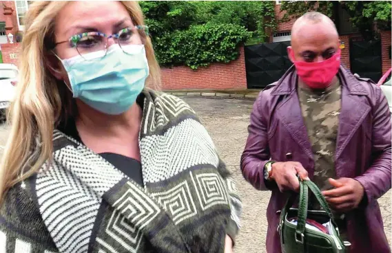  ?? GTRES ?? Raquel Mosquera, junto a su esposo, Isi Mnemane, tras recibir el alta médica