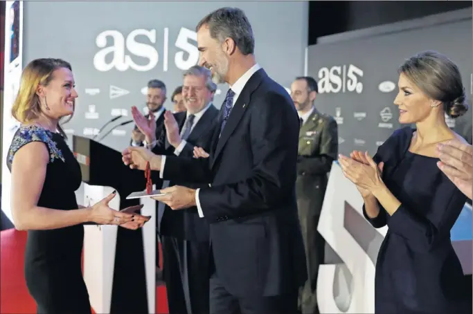  ??  ?? HISTÓRICO. El rey Felipe VI entrega a Mireia Belmonte el Premio As a la mejor deportista de los últimos 50 años en presencia de la reina Letizia.