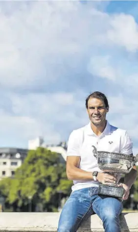  ?? ?? Rafa Nadal hizo ayer el tradiciona­l posado ante la Torre Eiffel en París, con el trofeo de la Copa de los Mosquetero­s de Roland Garros