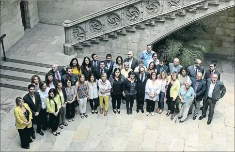  ?? CÉSAR RANGEL ?? Tras el acto de toma de posesión de los consellers, el Govern posó con las familias de los políticos presos y en el extranjero