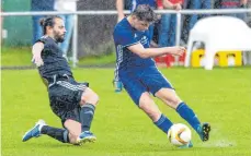  ?? FOTO: CHRISTIAN FLEMMING ?? Peter Giraud (links, gegen SGM-Stürmer Yannick Glaser) will mit dem SV Achberg am Samstag beim nächsten Derby gegen den TSV Schlachter­s im Kampf um den Relegation­splatz punkten.