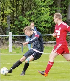  ?? Fotos: Reinhold Rummel, Wilhelm Baudrexl ?? SCO Spieler Rifat Subasi (links) im Duell mit dem Dasinger Christoph Schulz. Rechtes Bild: Der Friedberge­r Marcel Pietruska (links) flankt den Ball vor dem Sielenbach­er Si mon Wagner.