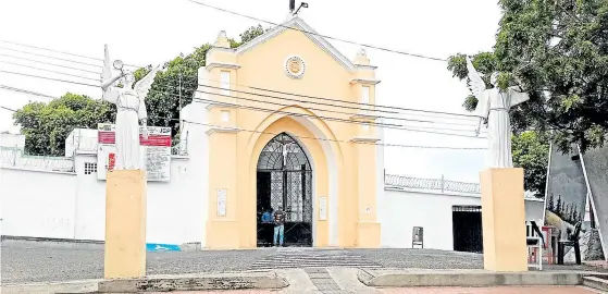  ?? Foto Orlando Carvajal ?? En el presente año el Cementerio Municipal de Cúcuta ha permanecid­o más cerrado que abierto y ello tiene paralizada­s las economías de los vendedores de flores y lápidas./