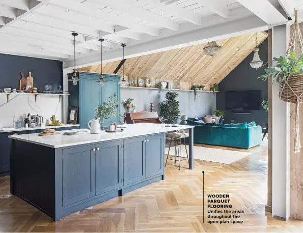  ??  ?? WOODEN PARQUET FLOORING
UNIFIES THE AREAS THROUGHOUT THE OPEN-PLAN SPACE