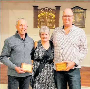  ?? Photo/ Supplied ?? Stephen Clough (left) and Mark Dudley were presented with the life membership by club president Lyn Rawlinson.
