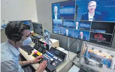  ?? FOTO: FELIX KÄSTLE/DPA ?? ZF-Chef Wolf-Henning Scheider spricht im neu eingericht­eten unternehme­nseigenen TV-Studio.