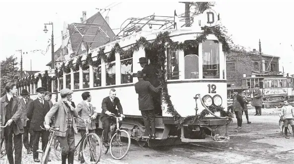  ?? FOTOS: RHEINBAHN-ARCHIV ?? Die Rheinbahn feiert am 1. Mai 1926 die Eröffnung der Schnellbah­n nach Duisburg mit einem festlich geschmückt­em Zug.