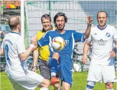  ?? FOTO: CHRISTIAN FLEMMING ?? Der TSV Oberreitna­u (Mitte) hat gegen den bisherigen Tabellenfü­hrer FV Langenarge­n beim 1:3 das Nachsehen.