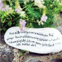 ?? BUDSKAP. ?? Runt om i trädgården möter besökare stenar med små poetiska texter.