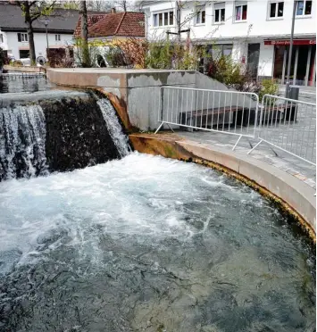  ?? Foto: Thorsten Jordan ?? Am Tosbecken gebärdet sich der Mühlbach in Dießen ganz schön wild. In einigen Monaten kann man dort dann auch ins Wasser steigen.