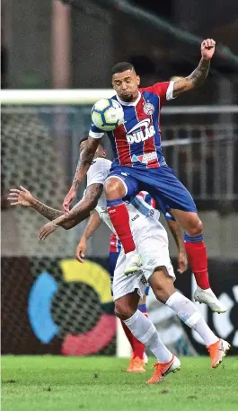  ?? ARISSON MARINHO ?? Gregore disputa bola no alto com jogador do Grêmio, na Fonte Nova