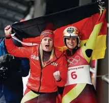  ??  ?? So sehen Siegerinne­n aus: Gold-Gewinnerin Natalie Geisenberg­er (r.) und die zweitplatz­ierte Dajana Eitberger.