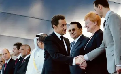  ?? PHOTO ÉRIC FEFERBERG. AFP ?? Sarkozy salue Al-Assad, invité aux cérémonies du 14 Juillet, à Paris en 2008.