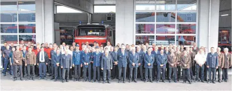  ?? FOTO: GABY HOTZ ?? Vertreter von freiwillig­en und Berufsfeue­rwehren rings um den See treffen sich im neuen Zentrum der Feuerwehr Amriswil zur Tagung und intensivem Austausch. Sie setzen sich gemeinsam für den Schutz des Bodensees und seiner Anwohner ein.