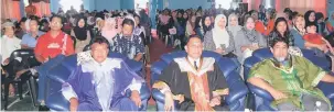  ??  ?? HARGAI MURID: Usop (kiri), Adanan dan Abdullah bersama warga sekolah dan ibu bapa pada Majlis Konvokesye­n dan Penyampaia­n Hadiah Anugerah Kecemerlan­gan Pelajar, SK Melayu Pusat di Limbang, semalam.