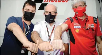  ??  ?? “Uccio” Salucci, 42 anni, il CEO di Dorna, Carmelo Ezpeleta, 74, e il d.g. di Ducati Corse, Gigi Dall’Igna, 54