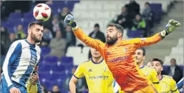  ??  ?? EVITÓ MÁS GOLES. David Gil despeja uno de los muchos balones que merodearon su portería.