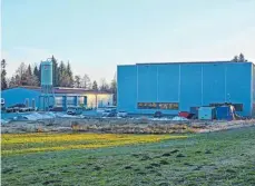  ?? FOTO: ULRICH STOCK ?? Dieses Wiesengrun­dstück will die Firma Friotherm für die Erweiterun­g der Produktion­shalle (rechts) und der Verwaltung sowie für den Bau der Zeltanlage und der Stellplätz­e nutzen.
