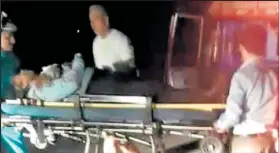  ?? Foto:
Captura de vídeo y Christian Vinueza / EXTRA ?? La mujer herida fue atendida por paramédico­s del Cuerpo de Bomberos.