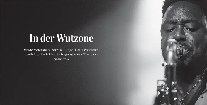  ??  ?? Der britische Saxofonist Shabaka Hutchings: Zusammen mit jungen heimischen Größen des Projekts Shake Stew dringt er in hymnische Sphären des Ausdrucks vor.