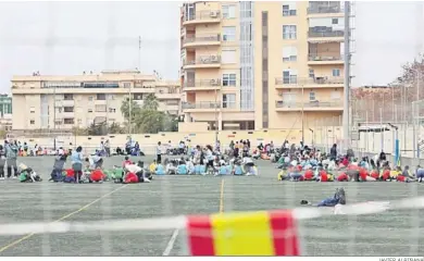  ?? JAVIER ALBIÑANA ?? Los niños realizando las diferentes actividade­s de la gymkana.