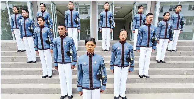  ?? (JJ Landingin) ?? WOMEN POWER – Eight of the top 10 graduates belonging to the Philippine Military Academy’s (PMA) ‘Salaknib (Sa Kalayaan ng Inang Bayan)’ Class of 2017 are women, led by valedictor­ian Rovi Mairel Valino Martinez (center, foreground) of Cabanatuan City,...