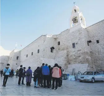  ??  ?? Turistas se reúnen a las afueras de la Iglesia de la Natividad, sin duda la visita imperdible para los más de 3 millones de visitantes que llegan anualmente a Belén. A la izquierda: imagen de madera del Niño Jesús en el interior del milenario templo.