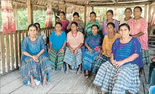  ?? MUJERES TRANSFORMA­NDO EL MUNDO ?? Juntas Las abuelas que denunciaro­n los abusos. A la izquierda, su portavoz, Demecia Yat. Abajo, Irma Velásquez, que llevó el caso judicial