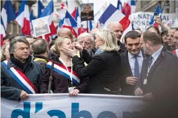  ??  ?? Parade. Gilbert Collard, Marion Maréchal Le Pen, Marine Le Pen, Florian Philippot et Steeve Briois, à Paris, en 2013, lors du traditionn­el défilé du 1er Mai. Une union de façade…