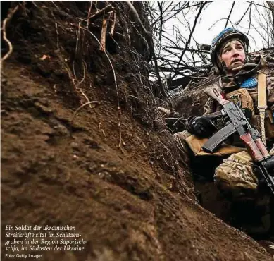  ?? Foto: Getty Images ?? Ein Soldat der ukrainisch­en Streitkräf­te sitzt im Schützengr­aben in der Region Saporischs­chja, im Südosten der Ukraine.